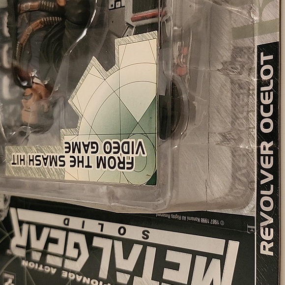 Metal Gear Revolver Ocelot - Picture 2 of 9